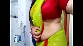 Desi bhabhi hot side boobs and tummy view in blouse for boyfriend